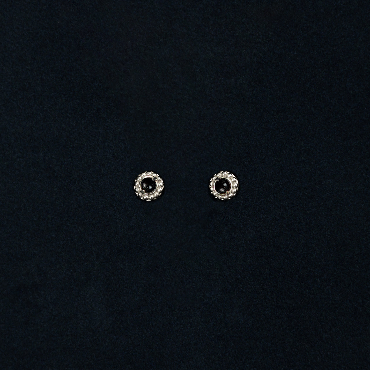 ASTRAIOS DOT EARRING [BLACK]