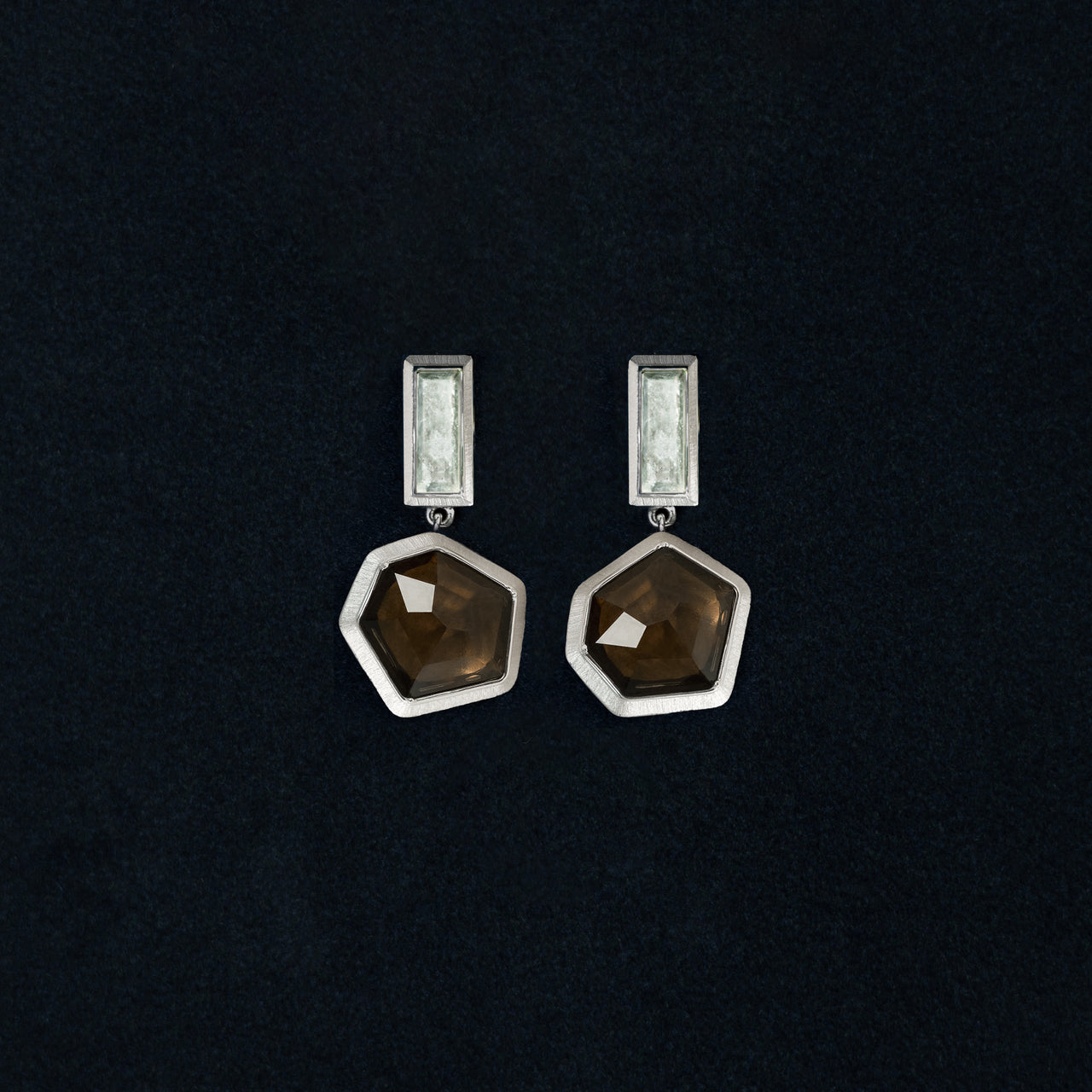 ARUNA EARRING [BROWN]